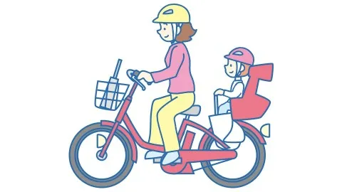 こどもを自転車の幼児用座席に乗せて走る女性。こどももヘルメットを着用している。
