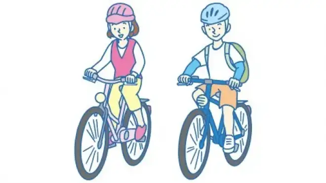 ヘルメットをかぶり、自転車に乗る男女