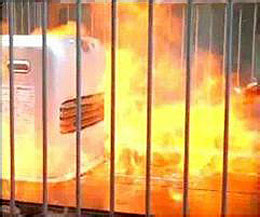 スプレー缶の可燃ガスにファンヒーターの火が引火し、火が燃え広がっている様子

