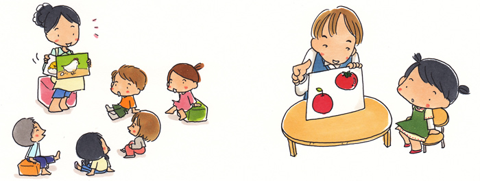 （左）ニワトリが描かれた絵を見せながら、子供たちに話をしている女性（保育士）。5人の子供たちが床に座って話を聞いている。（右）リンゴとトマトの絵を見せながら、子供と話をしている男性（保育士）。