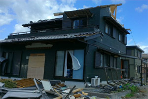 竜巻によって屋根等が破損した住家