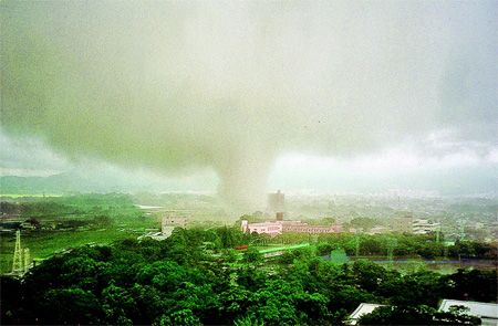 平成11年9月に愛知県豊橋市で発生した竜巻の写真