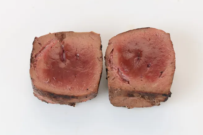 焼いたレバーの写真。中心部分の肉がまだ赤く生焼けの状態