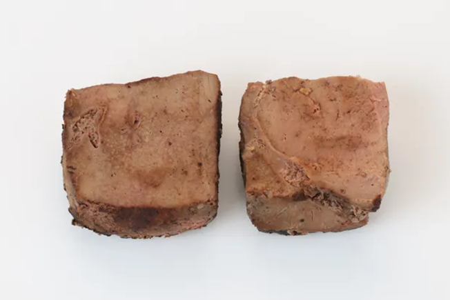 焼いたレバーの写真。中心部分の肉が茶褐色になり中心部まで火が通っている状態