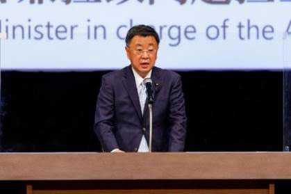 政府主催国際シンポジウムで講演を行う松野内閣官房長官