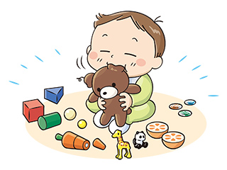 熊のぬいぐるみの耳を口に入れている乳幼児。その周りに積み木や動物の小さい人形などのおもちゃが転がっている