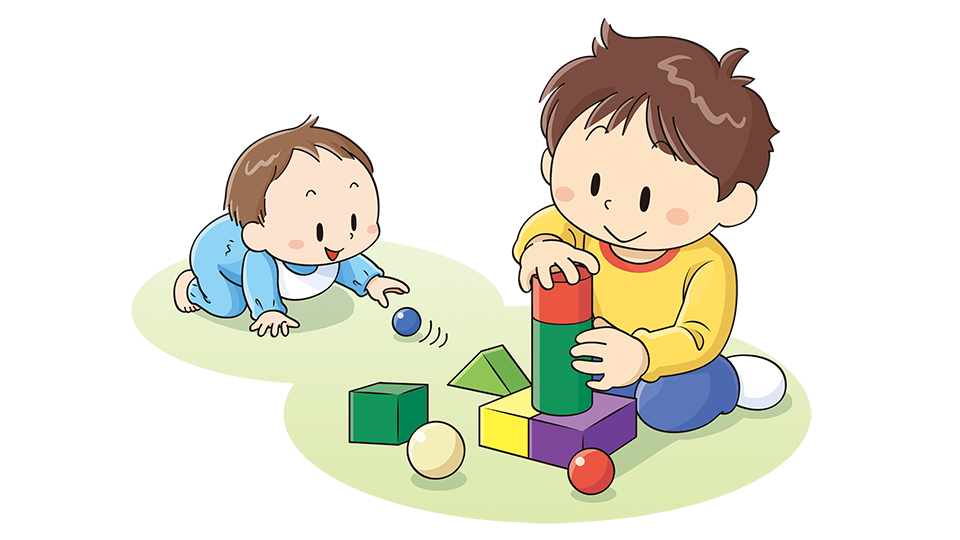 積み木で遊ぶ幼児と、そのそばで床に転がった小さい丸い積み木に手を伸ばす乳幼児